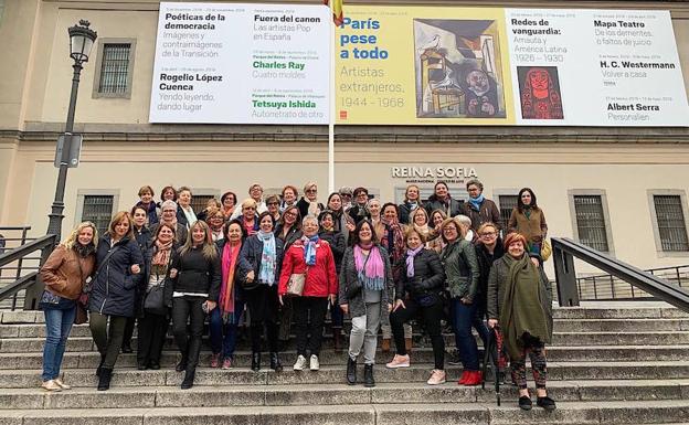 Medio centenar de vecinas de Huétor Vega recorren el Madrid «feminista»