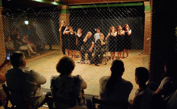 El estreno de la obra de teatro feminista de Amindra en Huétor Vega tendrá que esperar