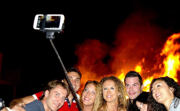 La hoguera de San Juan da esta noche la bienvenida al solsticio de verano en el ferial de Huétor Vega
