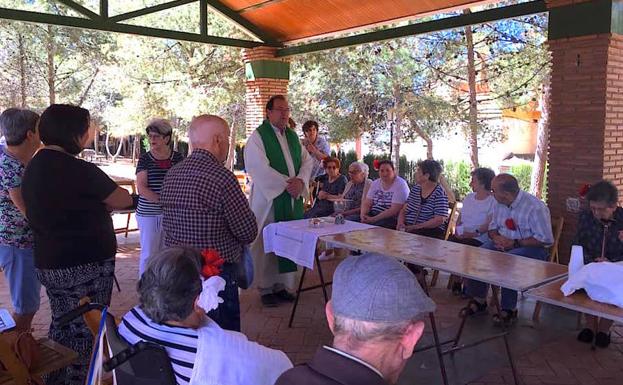 Los centros de mayores celebraron el Corpus con una paella en el Parque de los Pinos de Huétor Vega