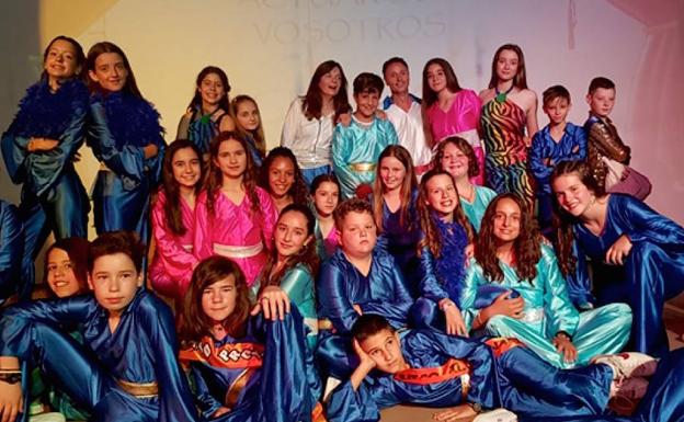 Vuelta al mundo, Abba y espuma: el Mariana Pineda termina el curso a lo grande en Huétor Vega