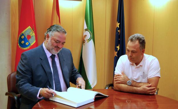 El delegado del Gobierno de la Junta inicia en Huétor Vega su ronda por los consistorios granadinos