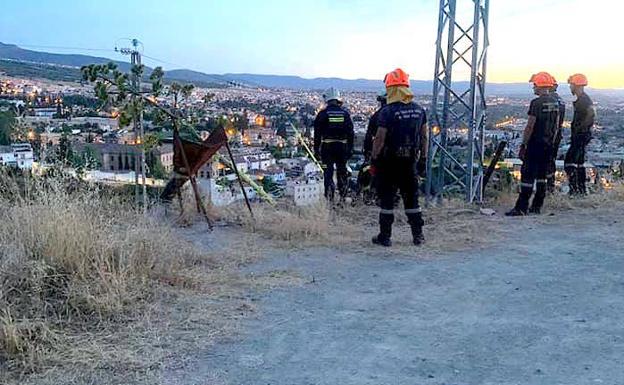Un árbol cae sobre el tendido eléctrico en Huétor Vega