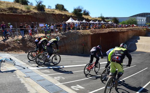 El 'rider' hueteño Alejandro Pereira brilla en casa en el desenlace de la Copa de Andalucía de BMX