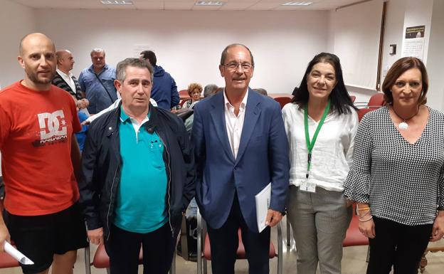 Huétor Vega conecta a los trabajadores de los planes de empleo con empresarios locales