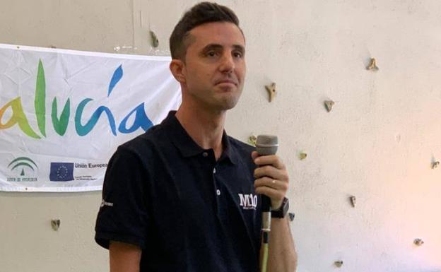 El medallista y líder del Huétor Vega TM José Manuel Ruiz lleva a las aulas los valores del deporte