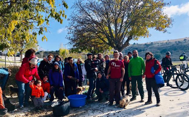 Operación Encina y el Ayuntamiento de Monachil colaboran en una plantación masiva de bellotas