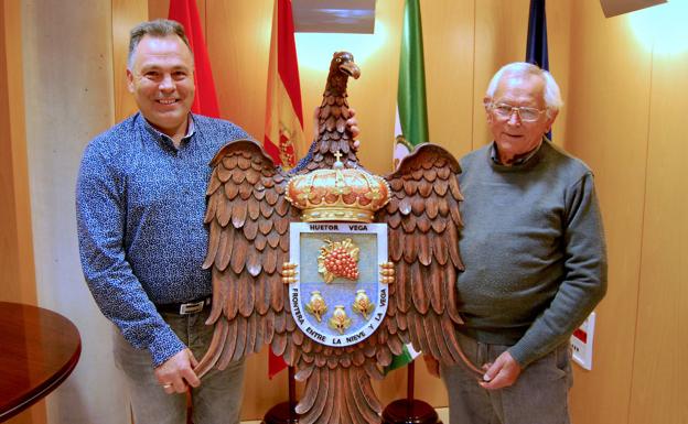 El tallista Antonio Velázquez dona un escudo de madera al Ayuntamiento de Huétor Vega