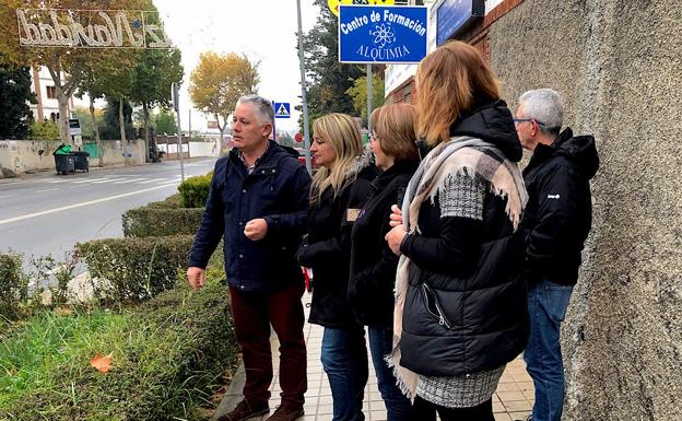 El diputado de Obras Públicas analiza en Huétor el «peligroso» cruce de la avenida de Andalucía