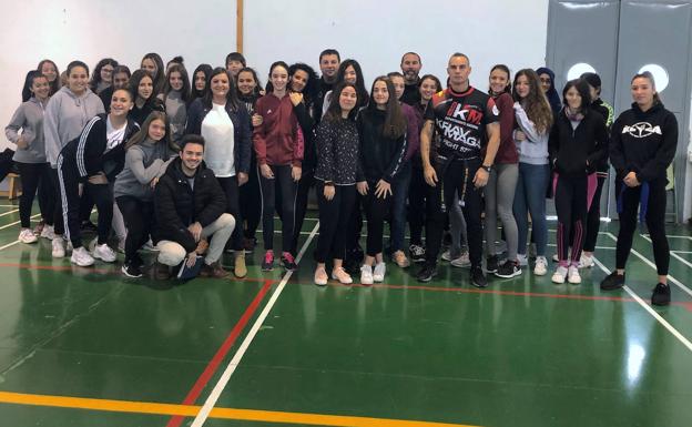 La Policía Local imparte un taller de defensa personal a las alumnas del instituto de Huétor Vega