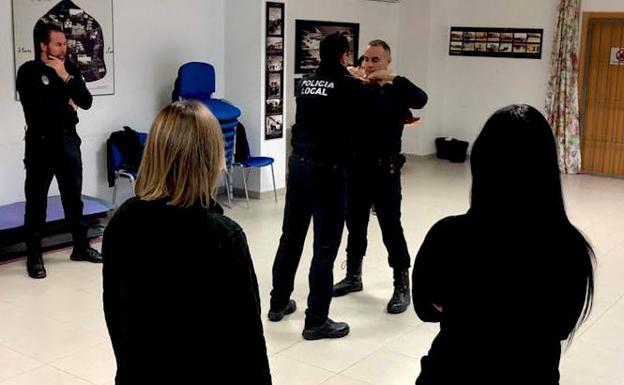 La Policía Local de Huétor Vega enseña defensa personal a las víctimas de violencia de género