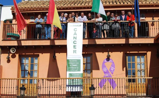 La fachada del Ayuntamiento de Huétor Vega anima a acabar con el tabú: «Llámalo cáncer»