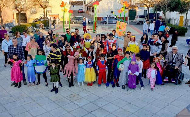 Vecinos de Huétor Vega recrean el carnaval con una 'batalla' de cascarones