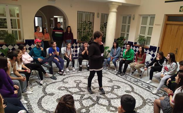 Jóvenes de Huétor Vega debaten sobre sus inquietudes en un encuentro en Monachil