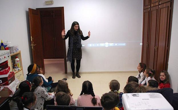 Niños que sonorizan el cine mudo de 'El Gordo y el Flaco' en Huétor Vega