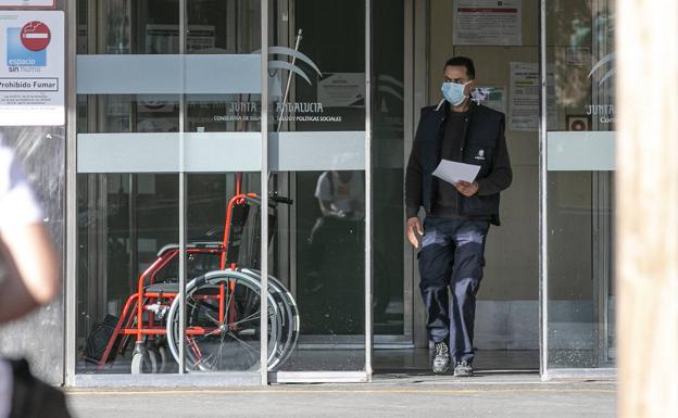 El profesor de Huétor Vega con coronavirus sigue en la UCI