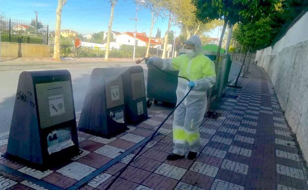 Huétor Vega desinfecta sus calles por segunda vez y repasa a diario los contenedores soterrados