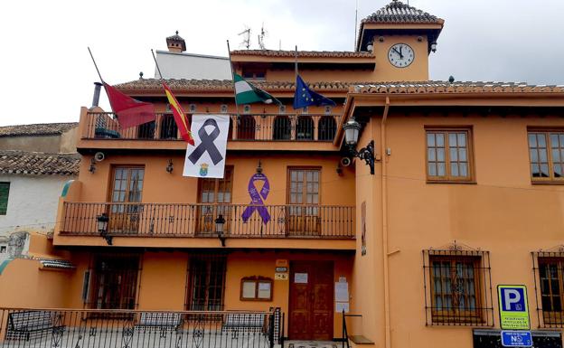 Un crespón negro recuerda a las víctimas en la fachada del Ayuntamiento de Huétor Vega