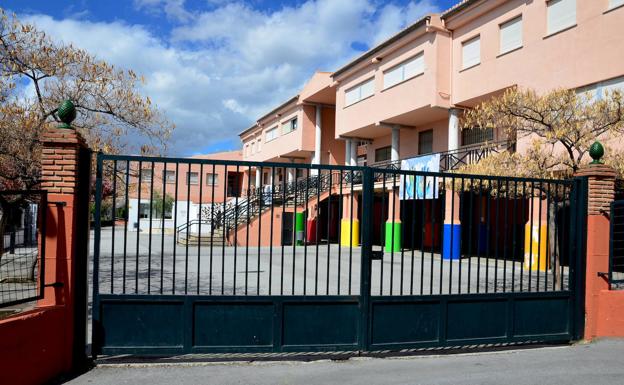 Los centros educativos reabren sus puertas en Huétor Vega para tramitar las matriculaciones
