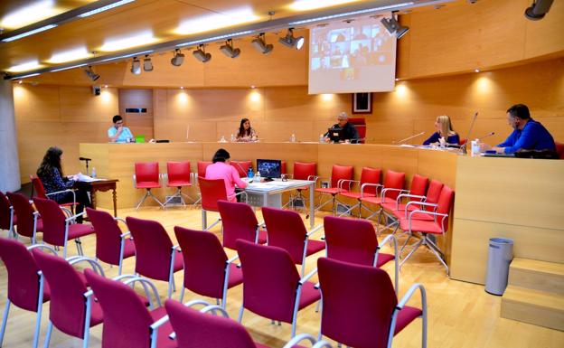 Huétor retoma la actividad con un pleno semipresencial de cinco horas