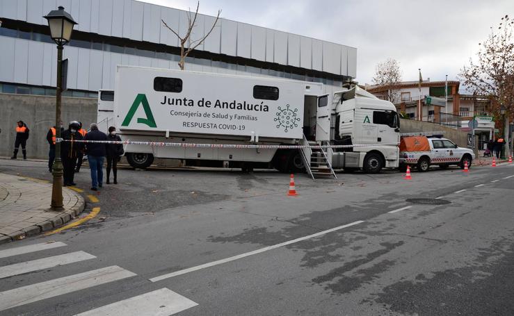 La Junta de Andalucía instala la unidad móvil para el cribado en Huétor Vega