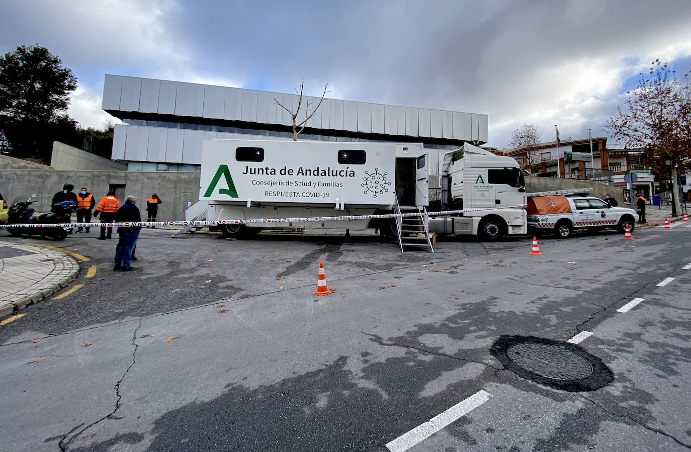 La Junta de Andalucía instala la unidad móvil para el cribado en Huétor Vega