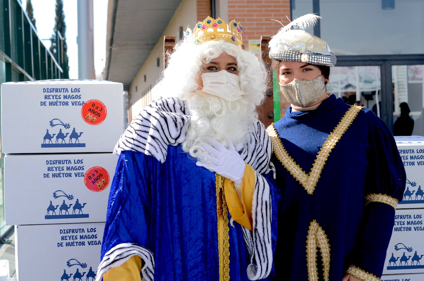 Los Reyes Magos entregan regalos en Huétor Vega