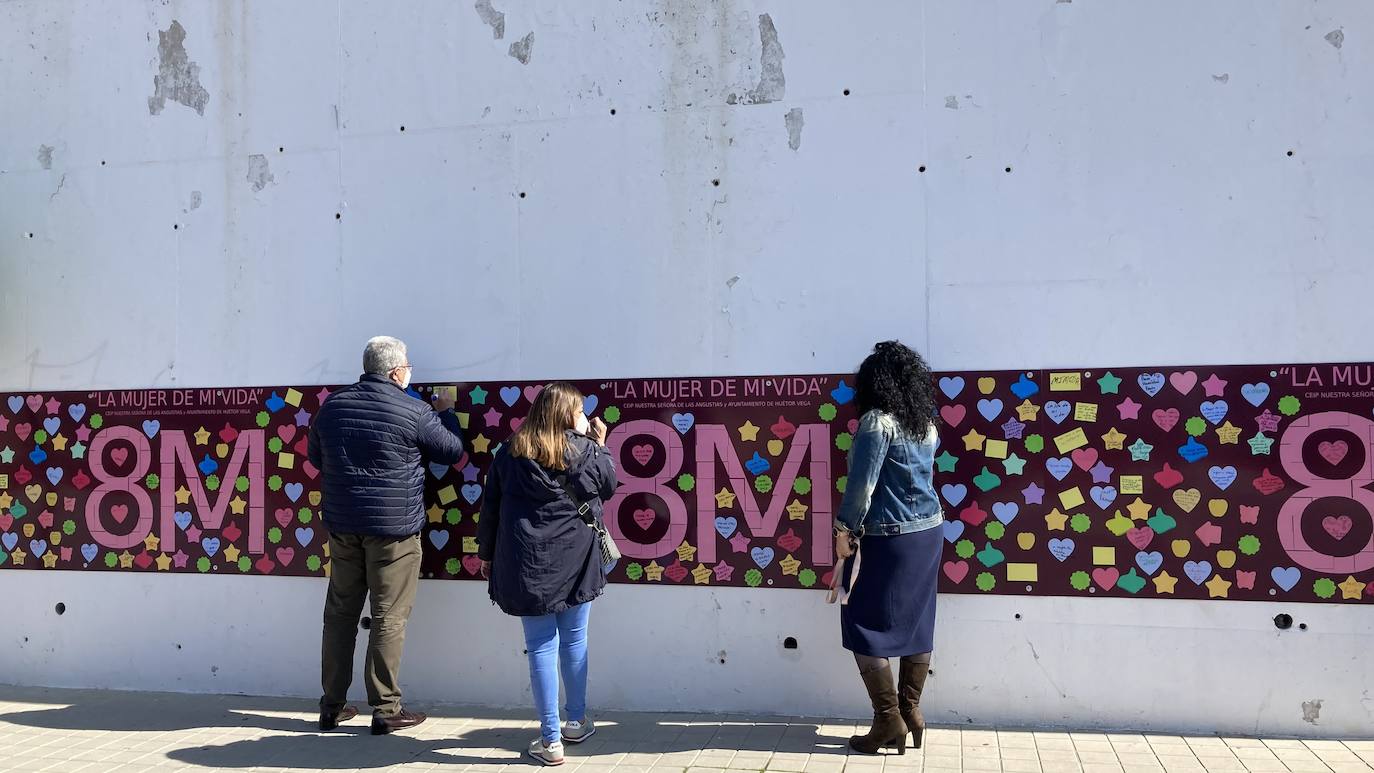 El equipo de gobierno de Huétor Vega se suma al gran mural del CEIP Nuestra Señora de las Angustias