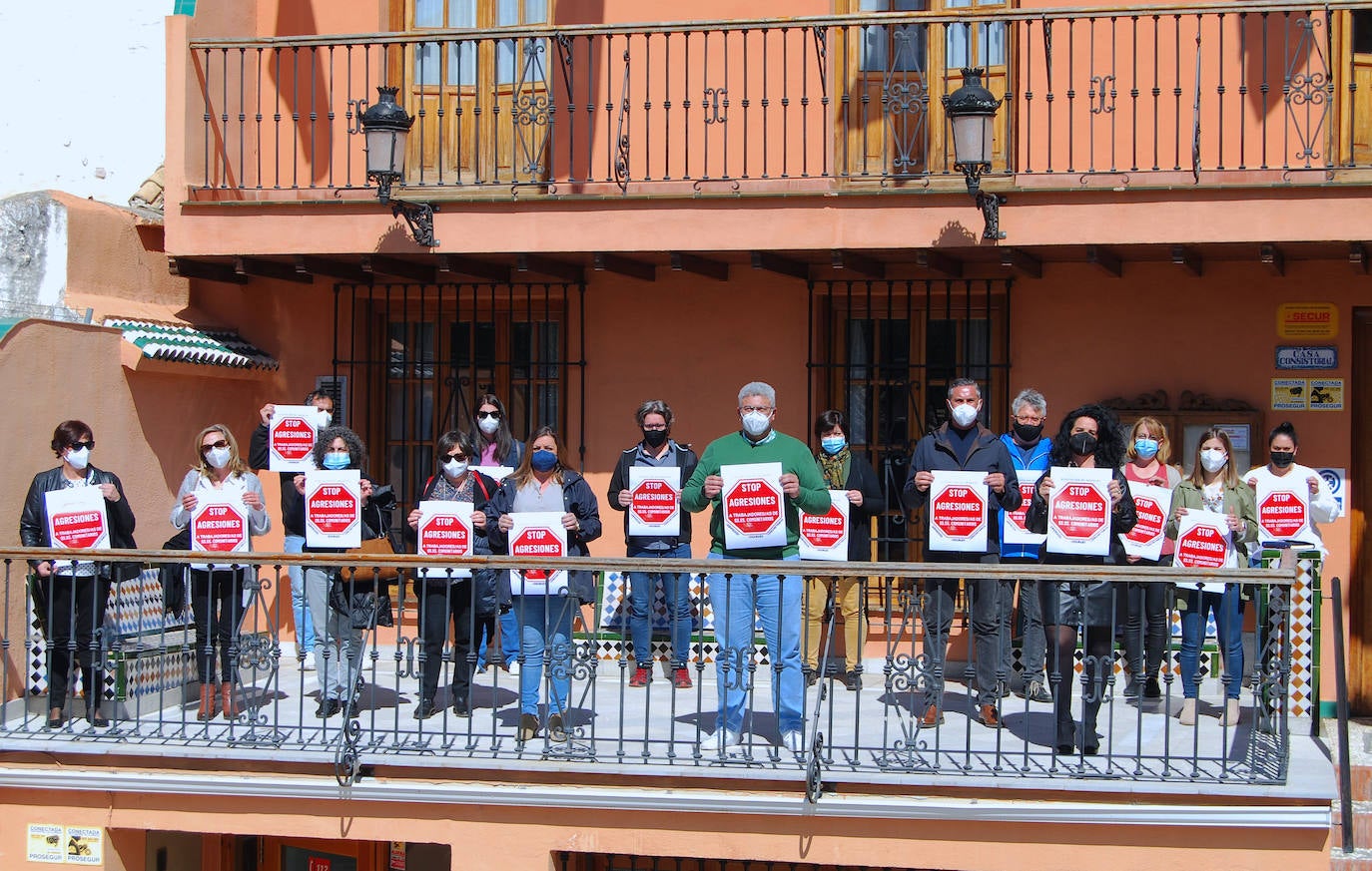 El Ayuntamiento de Huétor Vega se suma a la concentración contra las agresiones a trabajadores sociales