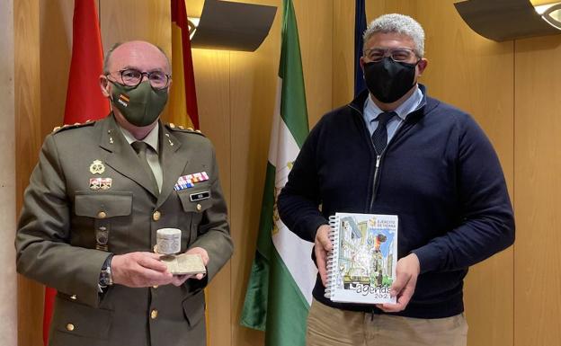 El subdelegado de Defensa visita el Ayuntamiento de Huétor Vega