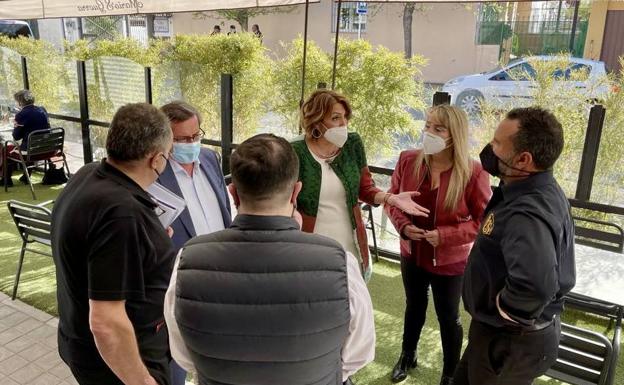 Susana Díaz visita Huétor Vega y escucha a empresarios locales