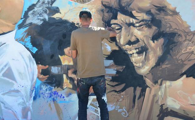 Así da forma el Niño de las Pinturas a la plaza David Zaafra de Huétor Vega