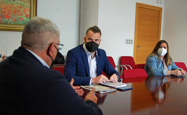 Chus Fernández visita el Ayuntamiento de Huétor Vega en calidad de parlamentario