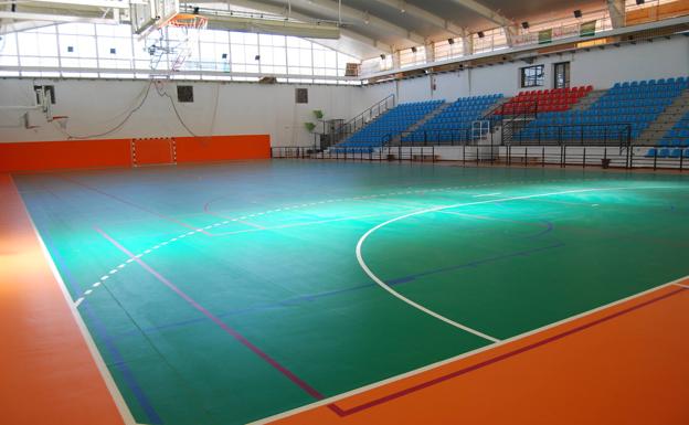 El pabellón de deportes La Libertad renueva íntegramente su pavimento