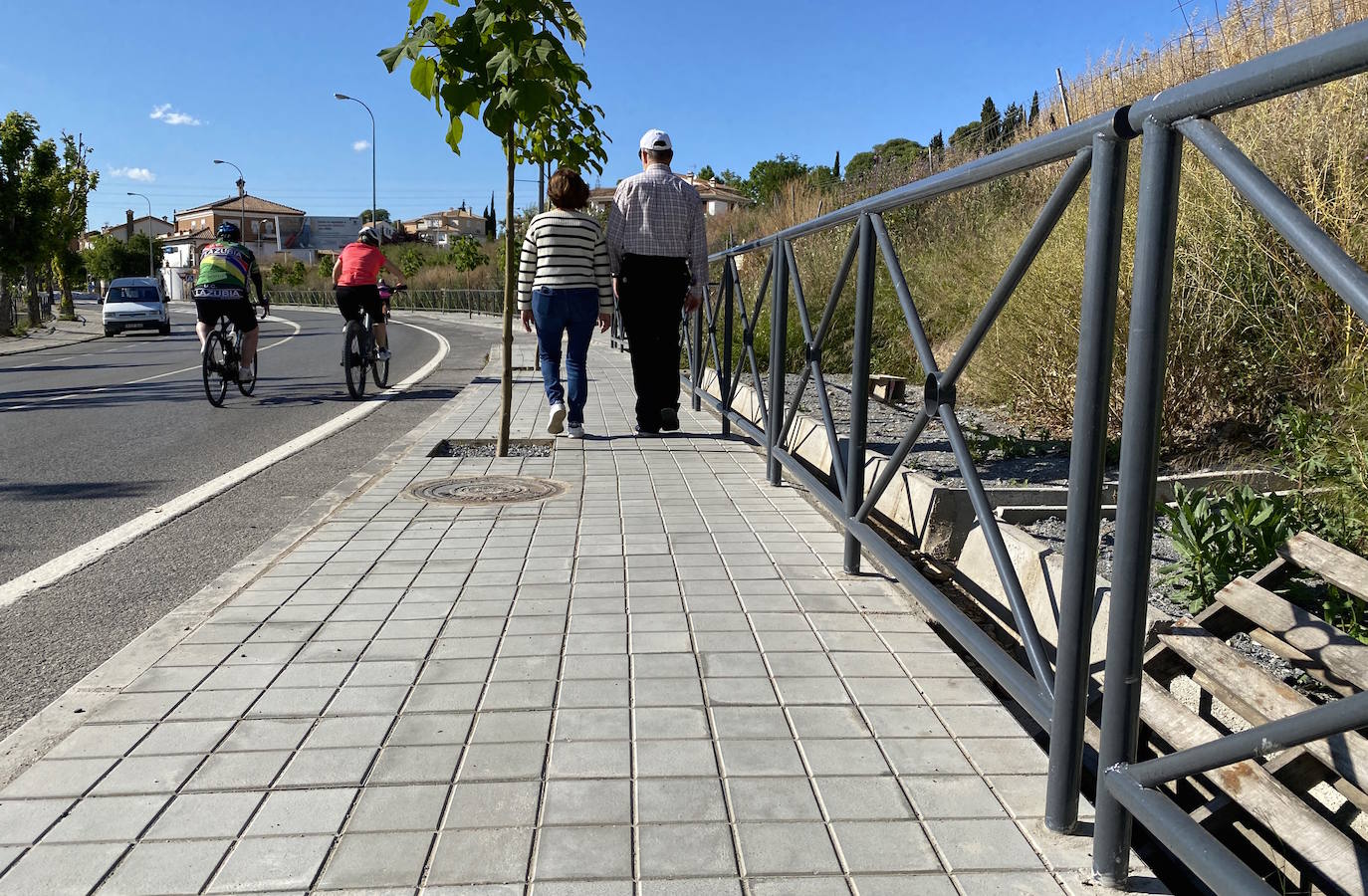 El nuevo tramo de acera de la avenida de Andalucía conecta Huétor Vega con Granada