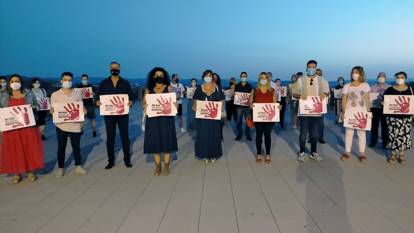 Huétor Vega sale a la calle y pide «no más violencias machistas»