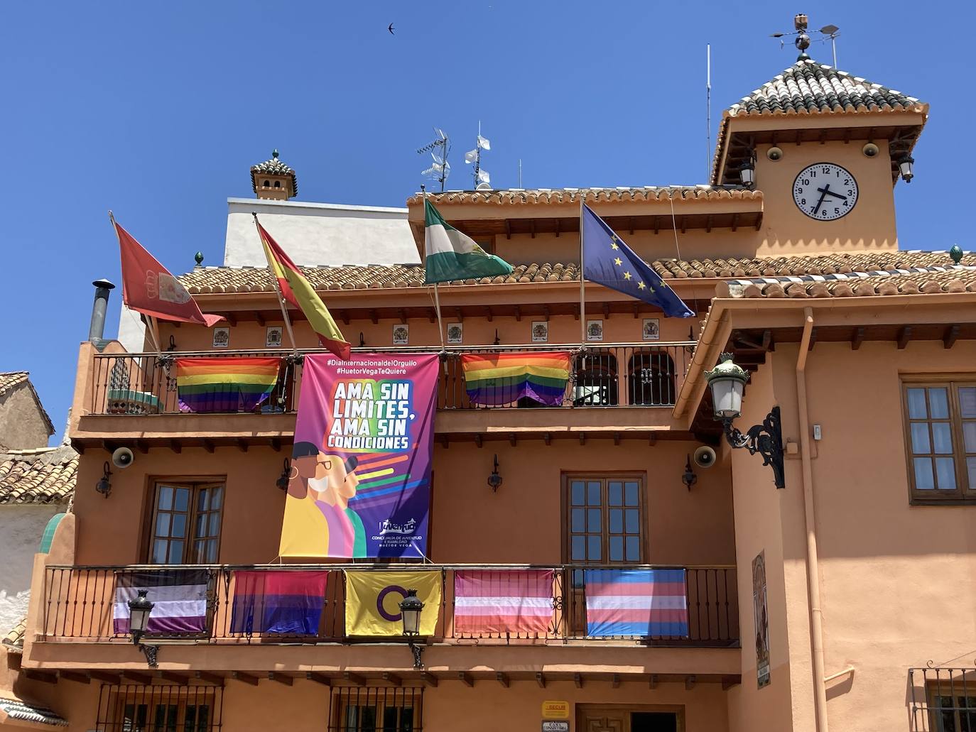 La fachada del Ayuntamiento de Huétor Vega ya luce preparada para el Día del Orgullo LGTBI+