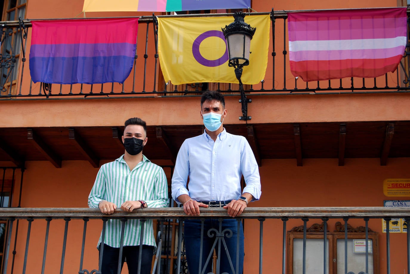 El director del IAJ aborda en Huétor Vega el impulso del carné joven