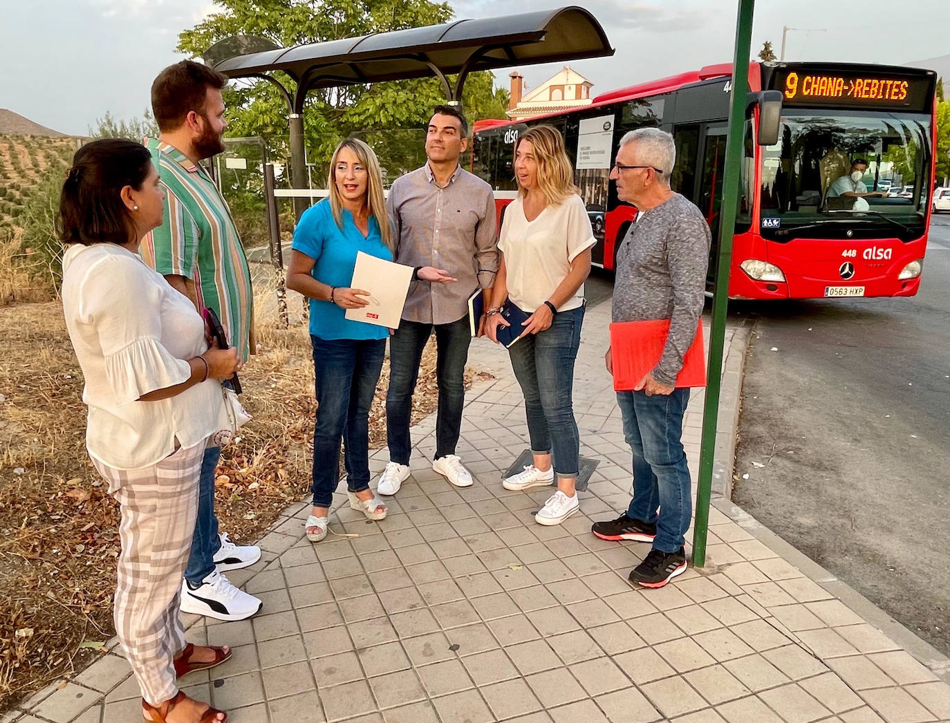 El PSOE de Huétor Vega denuncia que el transporte público excluye a personas con movilidad reducida