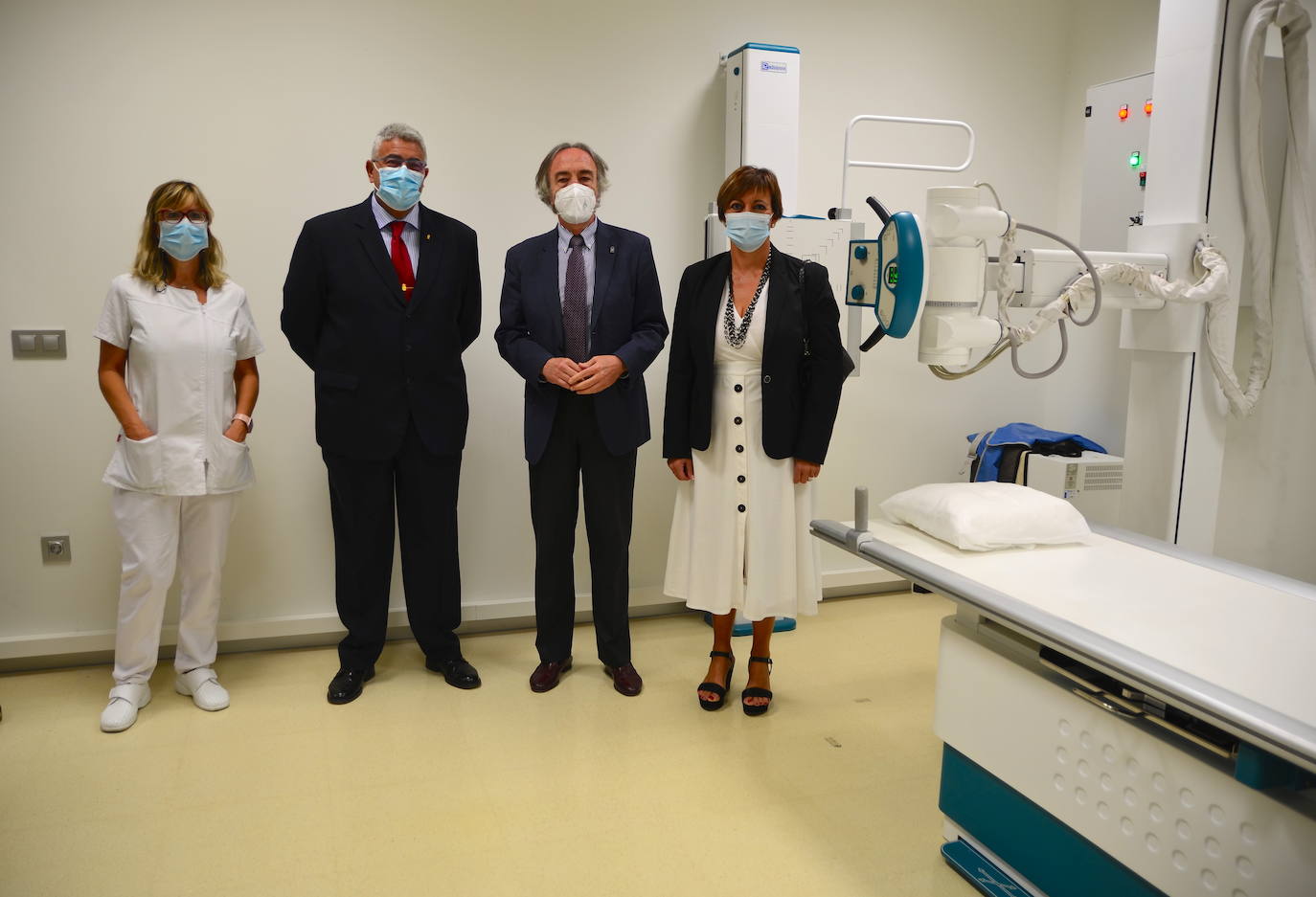 El delegado de Salud visita el servicio de rayos X del centro médico de Huétor Vega