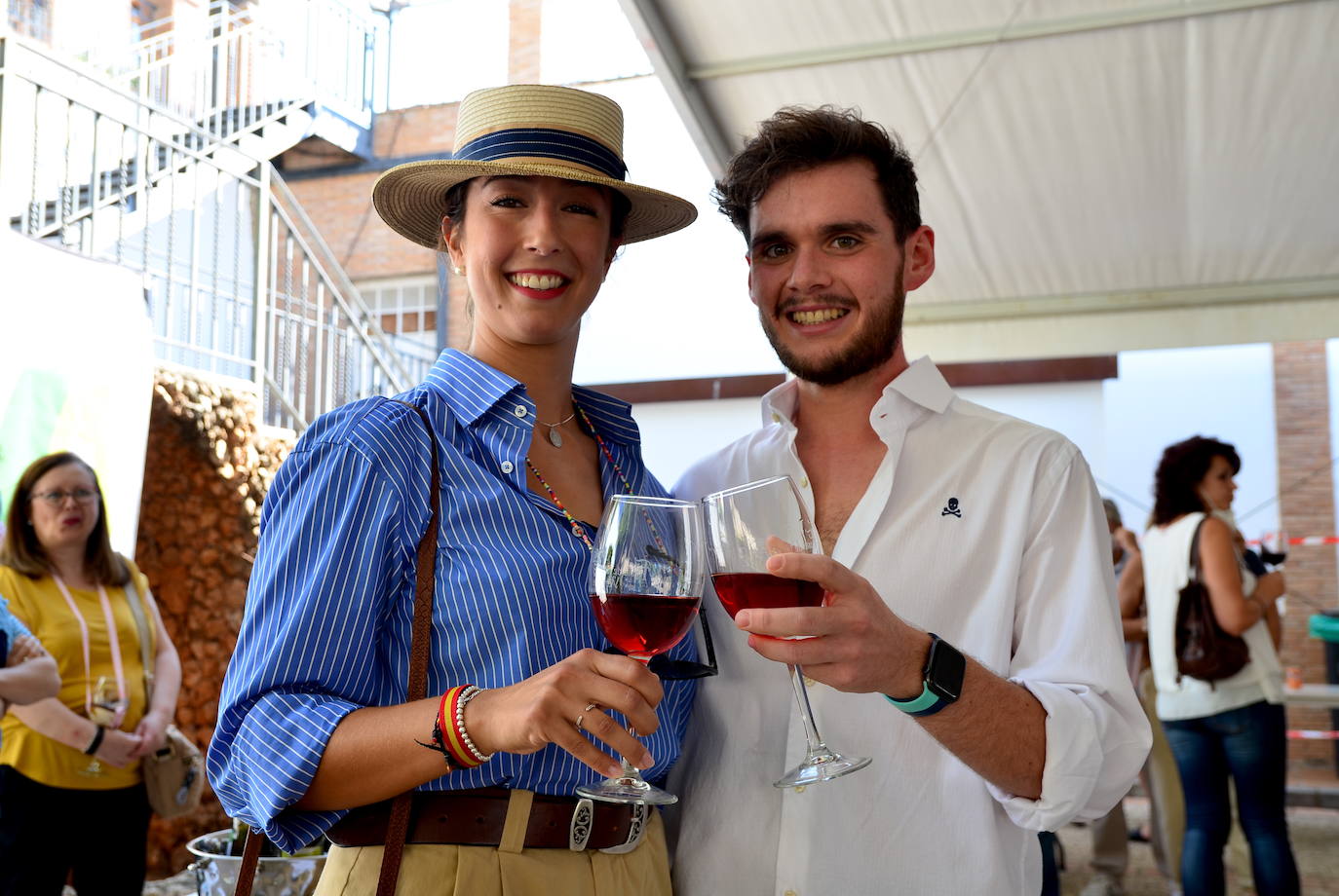 Los amantes de la gastronomía brindan en la Feria de la Vendimia de Huétor Vega