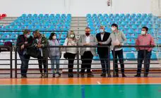 El diputado de Deportes supervisa el nuevo pavimento del pabellón de Huétor Vega