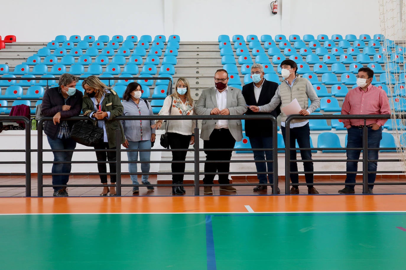 El diputado de Deportes supervisa el nuevo pavimento del pabellón de Huétor Vega