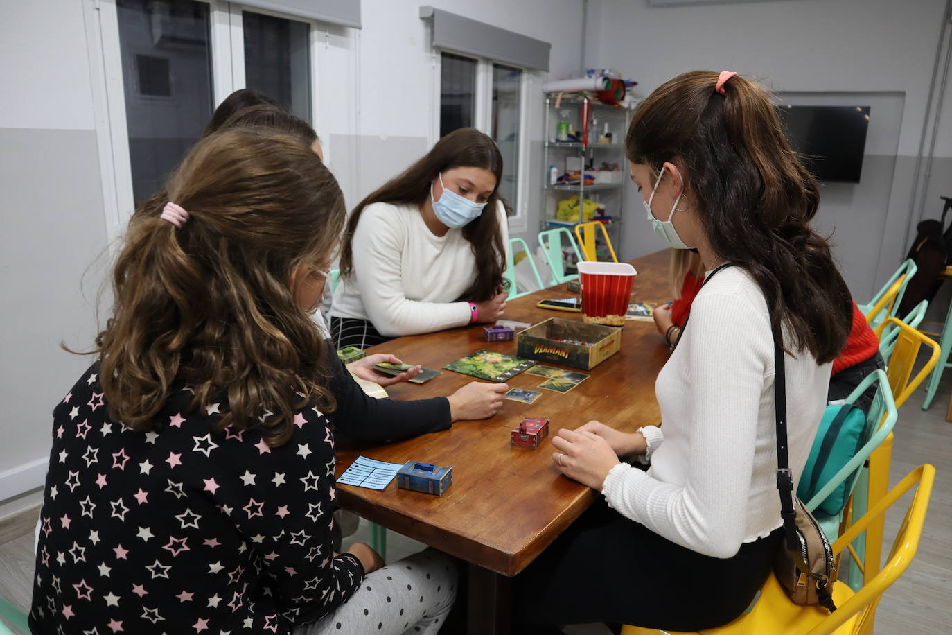 Una tarde de juegos 'sin cobertura' en el Espacio Joven de Huétor Vega