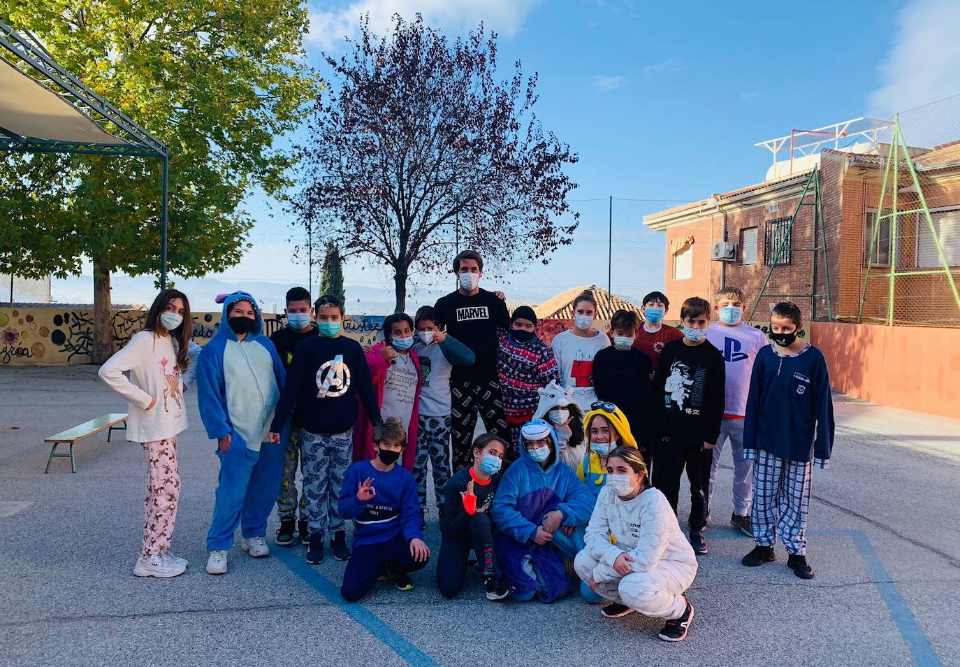 Escolares de Huétor Vega acuden al 'cole' en pijama para simbolizar el derecho a crecer en familia
