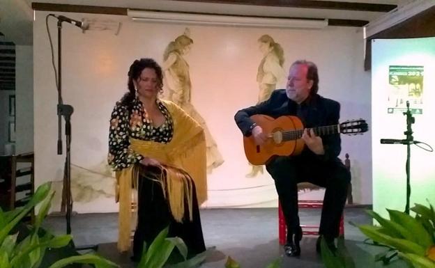 La peña de Huétor Vega vibra con el flamenco 'a pelo' de Laura Román