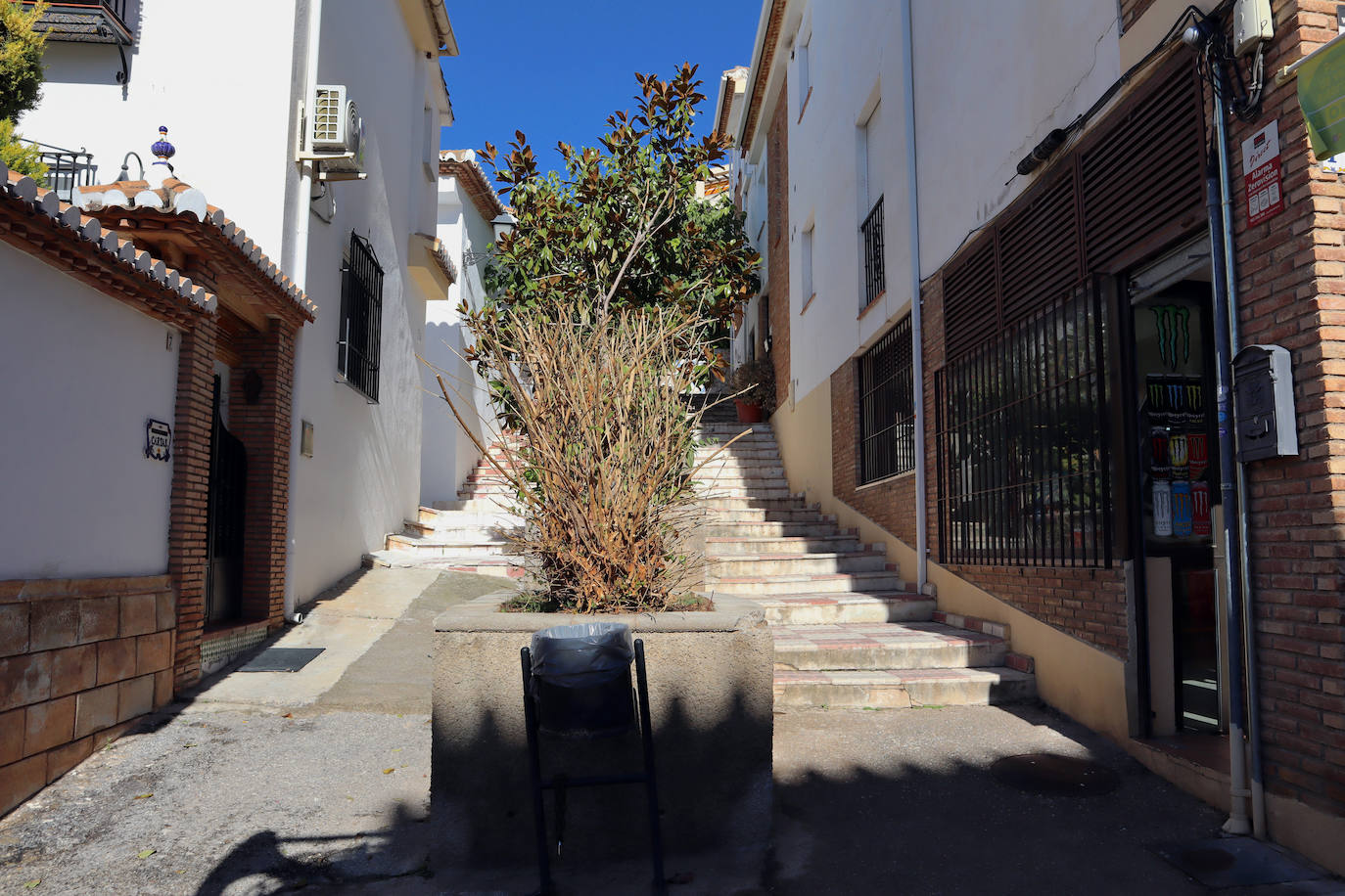 El Ayuntamiento de Huétor Vega reforma las escaleras del callejón de las Pitas para mejorar su accesibilidad