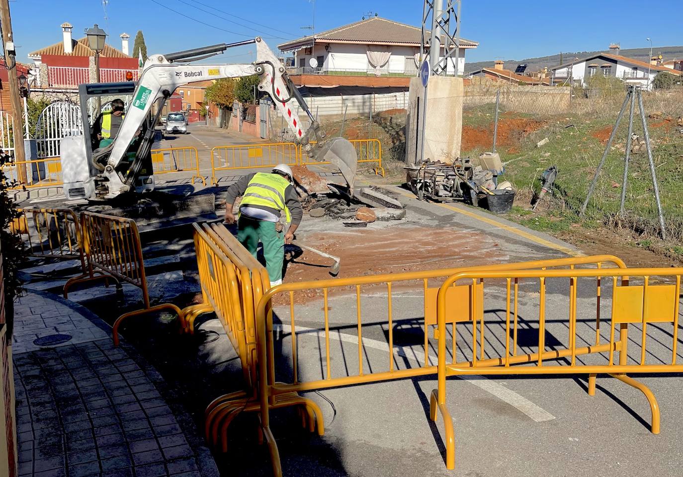 Realizan catas en las calles Venus y Júpiter de Huétor Vega para localizar las fugas de agua