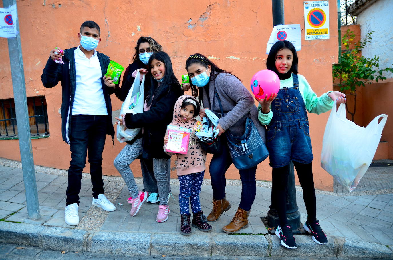 Los Reyes Magos reparten ilusión por las calles de Huétor Vega