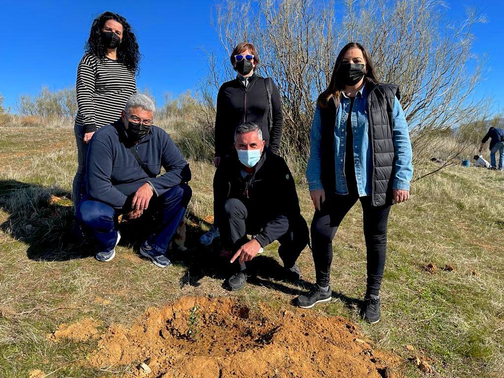 Un centenar de personas reforestan el Camino de los Neveros
